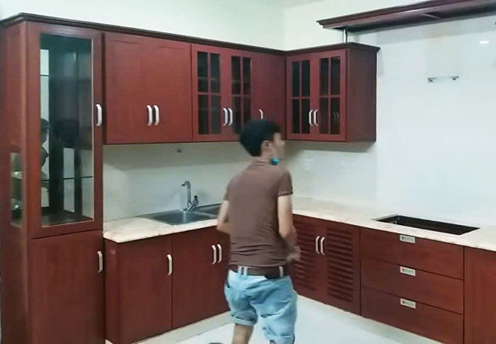 sản xuất tủ bếp nhôm kính